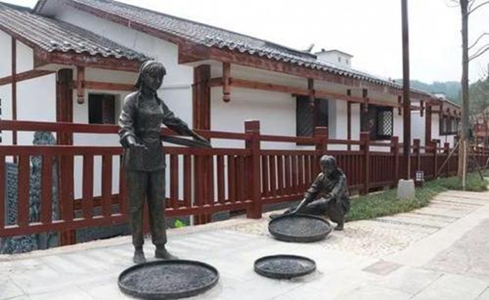 大巴山茶文化小镇雕塑.jpg